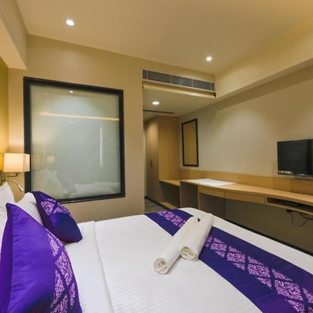 ホテル Purple Beds By Vits Dwarkesh, Surat Salabatpura エクステリア 写真