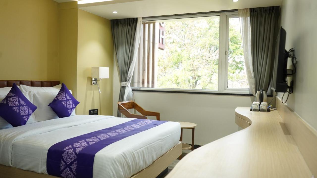 ホテル Purple Beds By Vits Dwarkesh, Surat Salabatpura エクステリア 写真