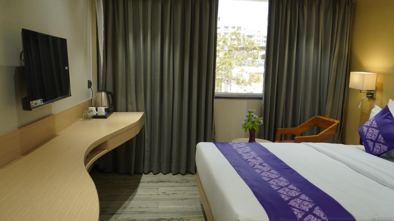 ホテル Purple Beds By Vits Dwarkesh, Surat Salabatpura エクステリア 写真