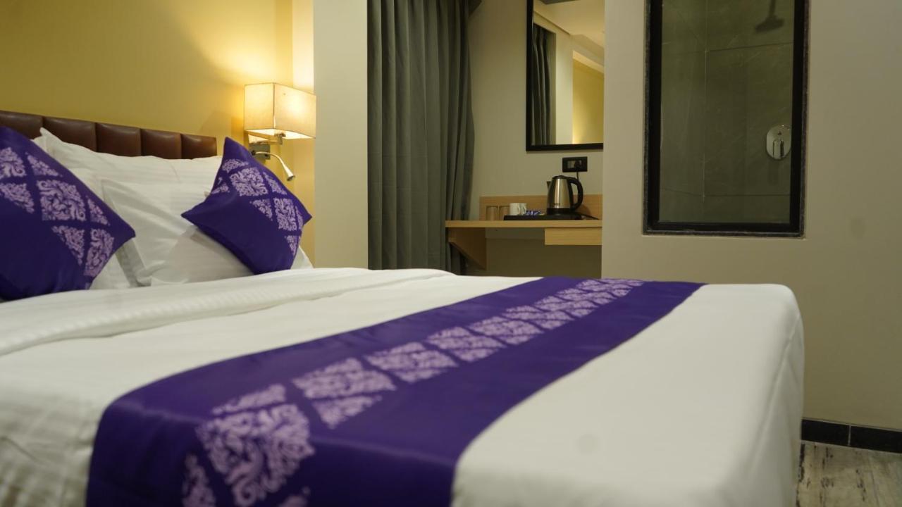 ホテル Purple Beds By Vits Dwarkesh, Surat Salabatpura エクステリア 写真