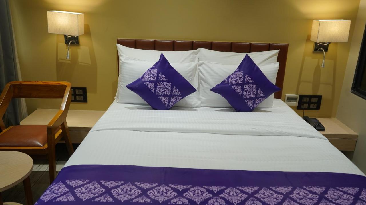 ホテル Purple Beds By Vits Dwarkesh, Surat Salabatpura エクステリア 写真