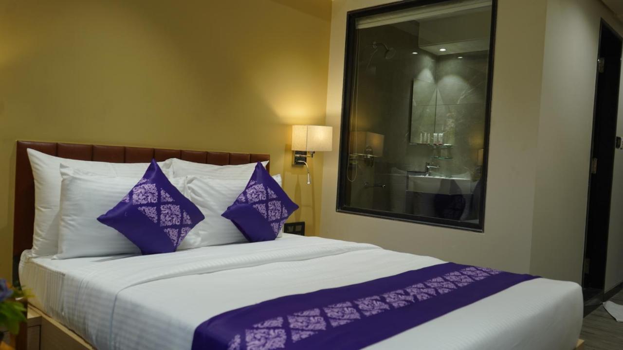 ホテル Purple Beds By Vits Dwarkesh, Surat Salabatpura エクステリア 写真