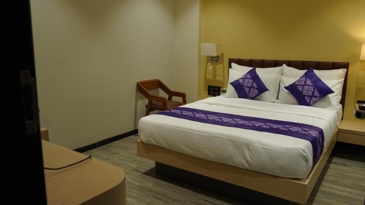ホテル Purple Beds By Vits Dwarkesh, Surat Salabatpura エクステリア 写真