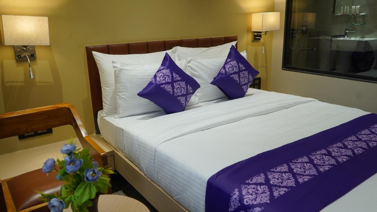 ホテル Purple Beds By Vits Dwarkesh, Surat Salabatpura エクステリア 写真