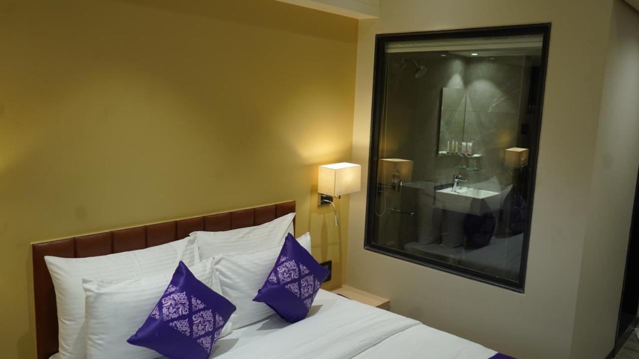 ホテル Purple Beds By Vits Dwarkesh, Surat Salabatpura エクステリア 写真