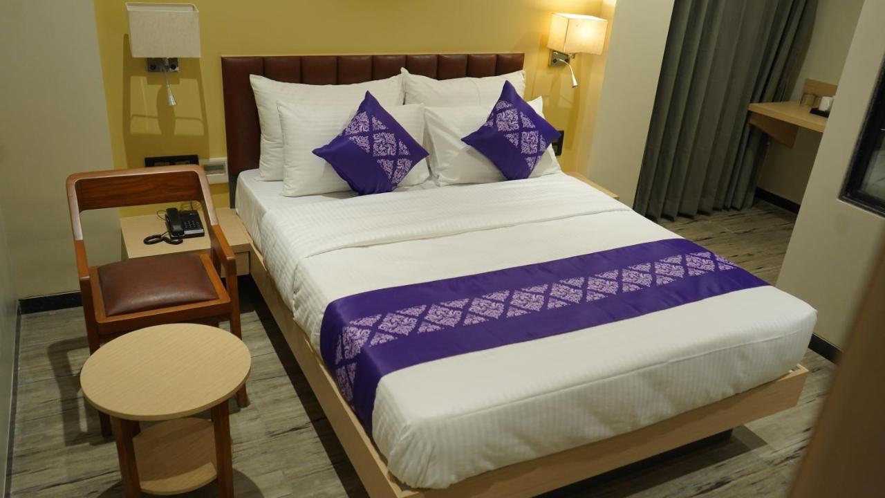 ホテル Purple Beds By Vits Dwarkesh, Surat Salabatpura エクステリア 写真