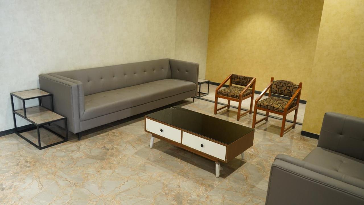 ホテル Purple Beds By Vits Dwarkesh, Surat Salabatpura エクステリア 写真