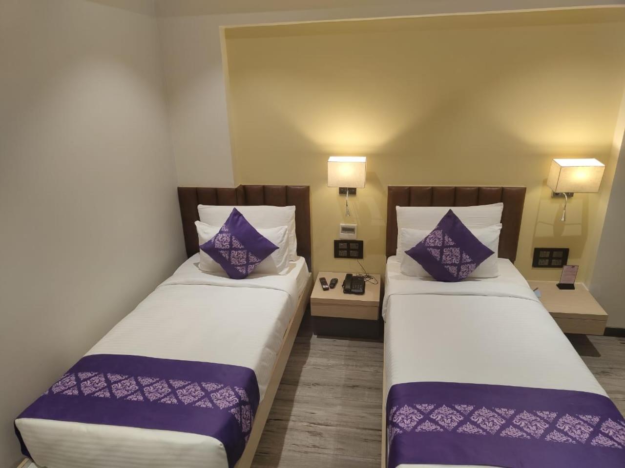 ホテル Purple Beds By Vits Dwarkesh, Surat Salabatpura エクステリア 写真