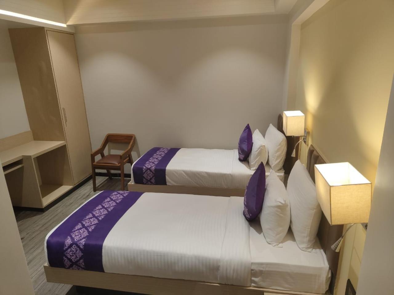 ホテル Purple Beds By Vits Dwarkesh, Surat Salabatpura エクステリア 写真