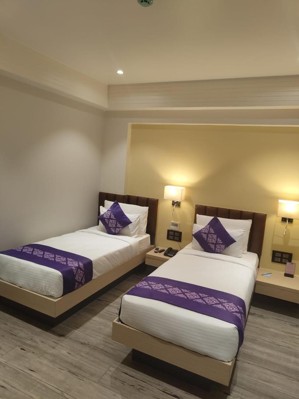 ホテル Purple Beds By Vits Dwarkesh, Surat Salabatpura エクステリア 写真