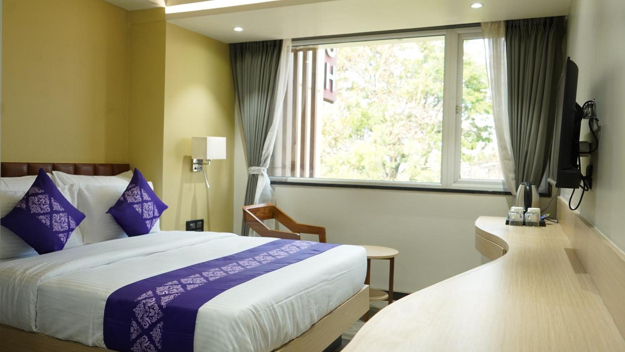 ホテル Purple Beds By Vits Dwarkesh, Surat Salabatpura エクステリア 写真
