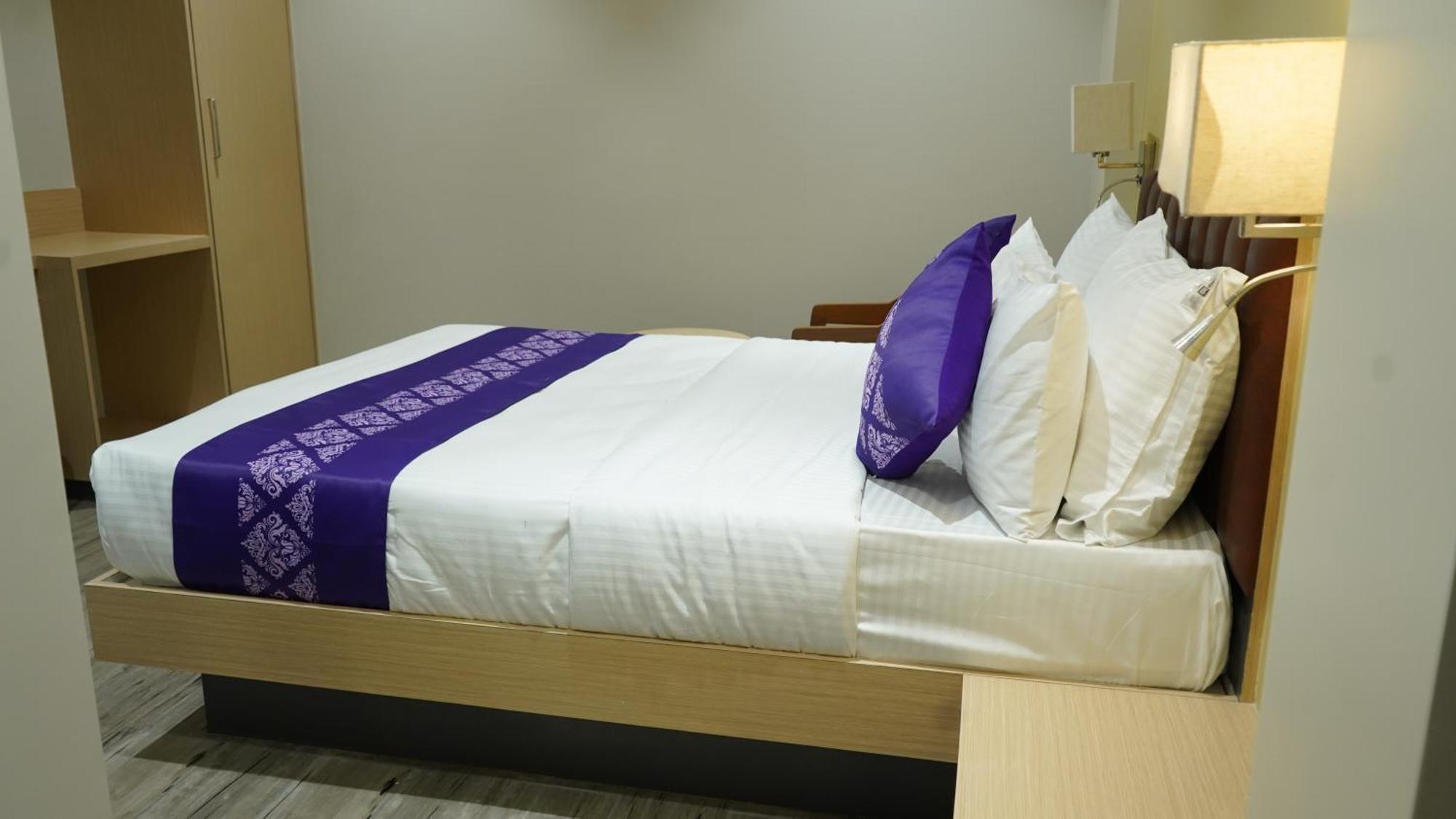 ホテル Purple Beds By Vits Dwarkesh, Surat Salabatpura エクステリア 写真