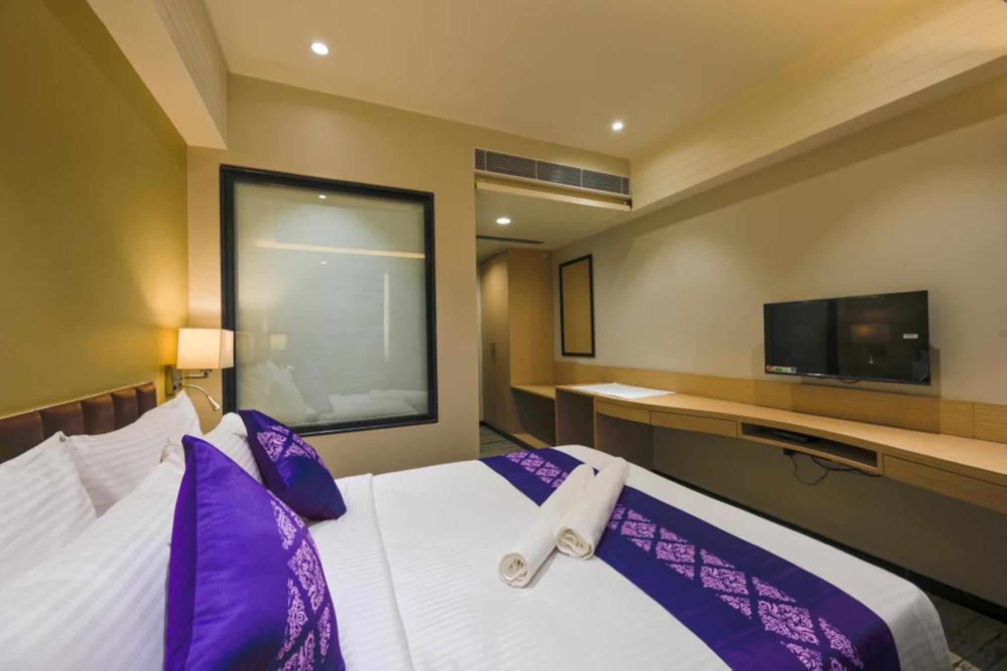 ホテル Purple Beds By Vits Dwarkesh, Surat Salabatpura エクステリア 写真
